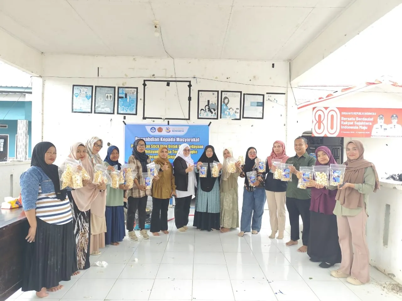 Prodi MSDP UMSi Latih Istri Nelayan Olah Ikan Jadi Produk Bernilai Ekonomi