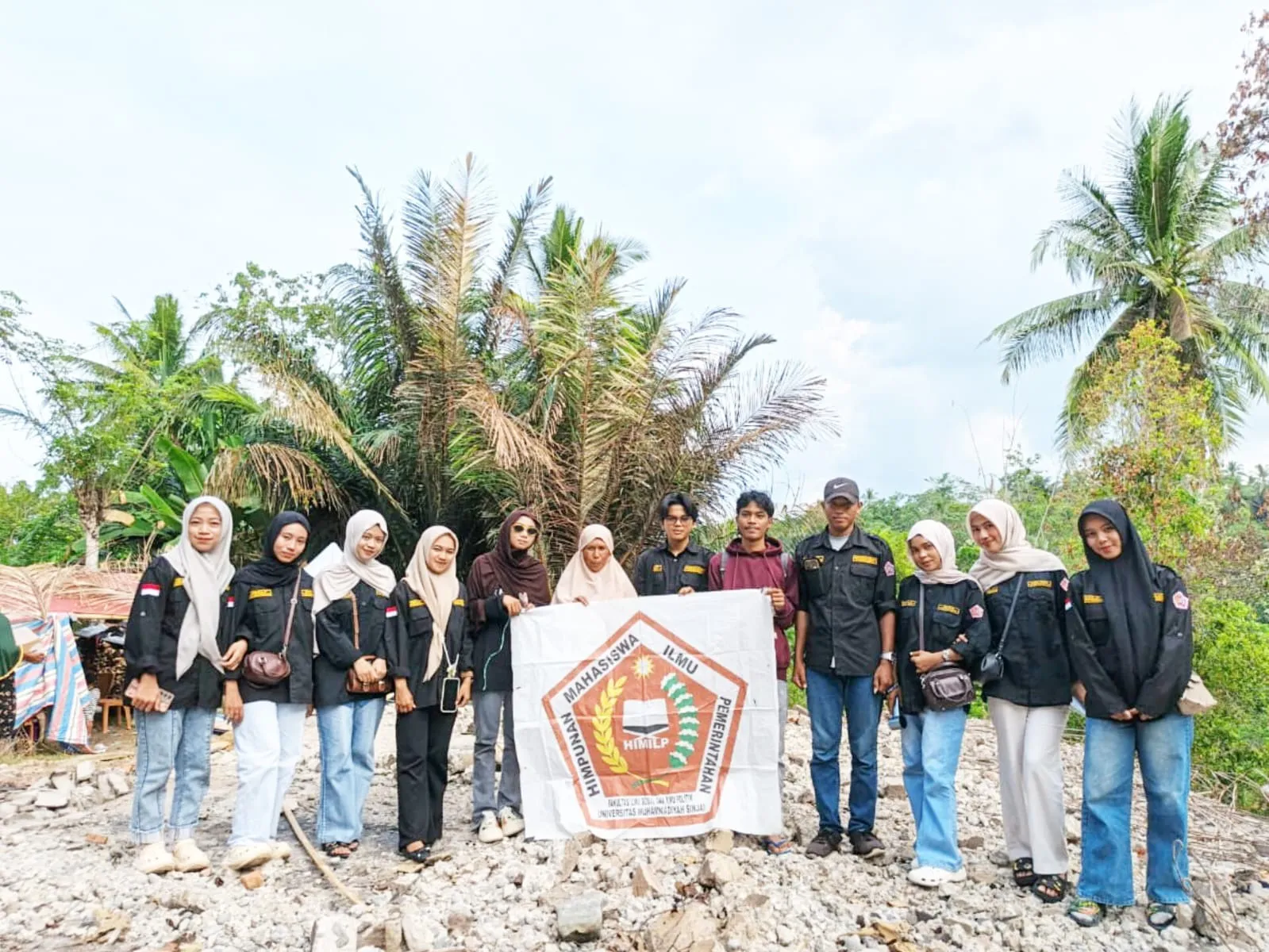 HIMILP FISIPHUM UMSi Wujudkan Kepedulian Sosial, Salurkan Bantuan untuk Korban Kebakaran di Massaile